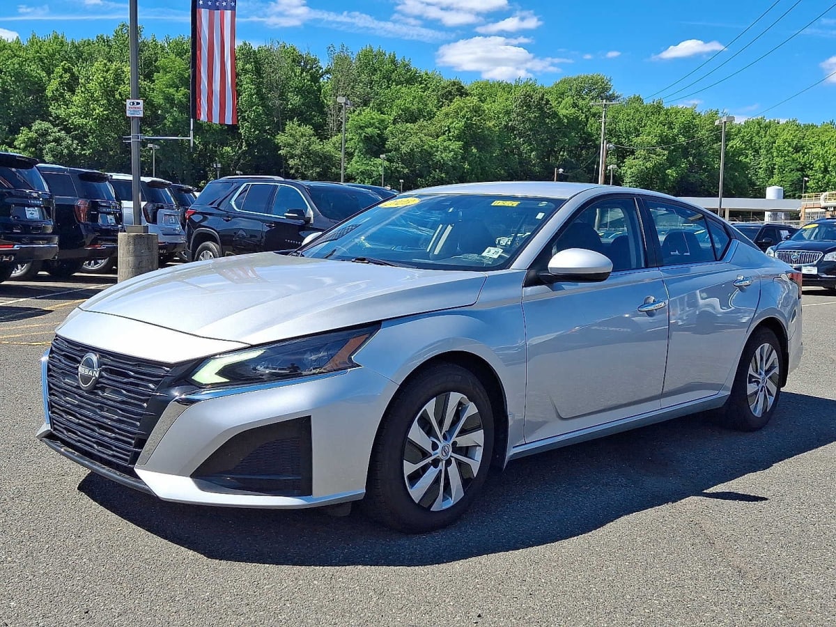 Nissan Altima: A Better Deal Than Mustang GT | Jorge Valdivia